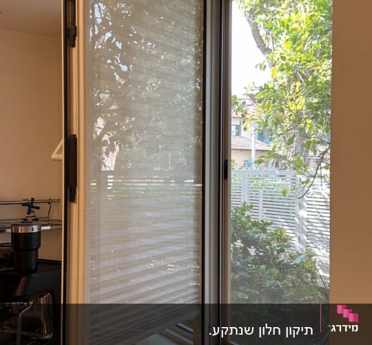 חלון פתוח עם תריסים במטבח